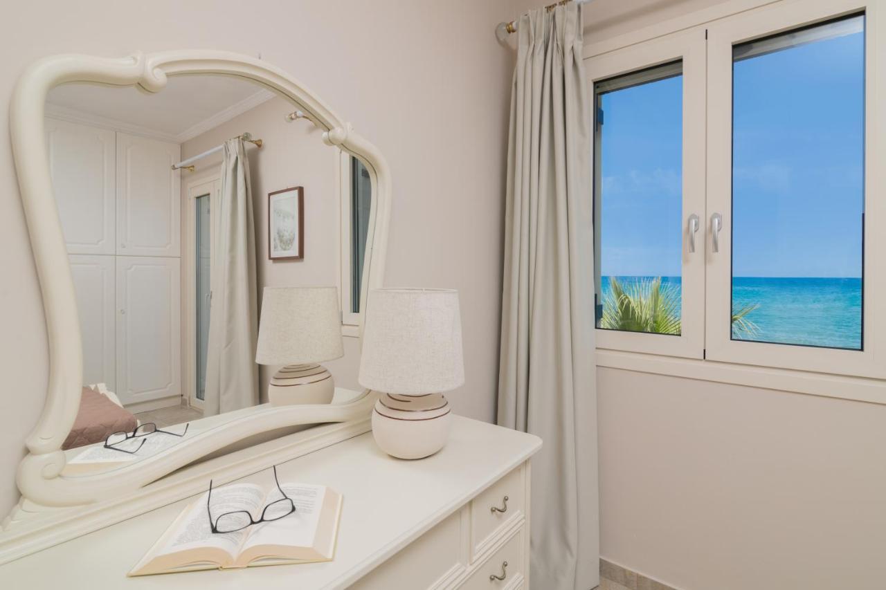 Villa Elizabeth - Seafront Classic Villa! アルガッシ エクステリア 写真