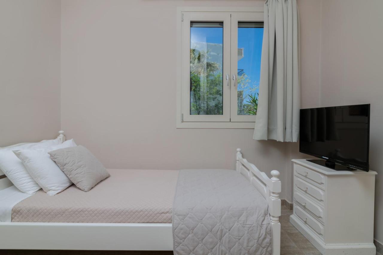 Villa Elizabeth - Seafront Classic Villa! アルガッシ エクステリア 写真